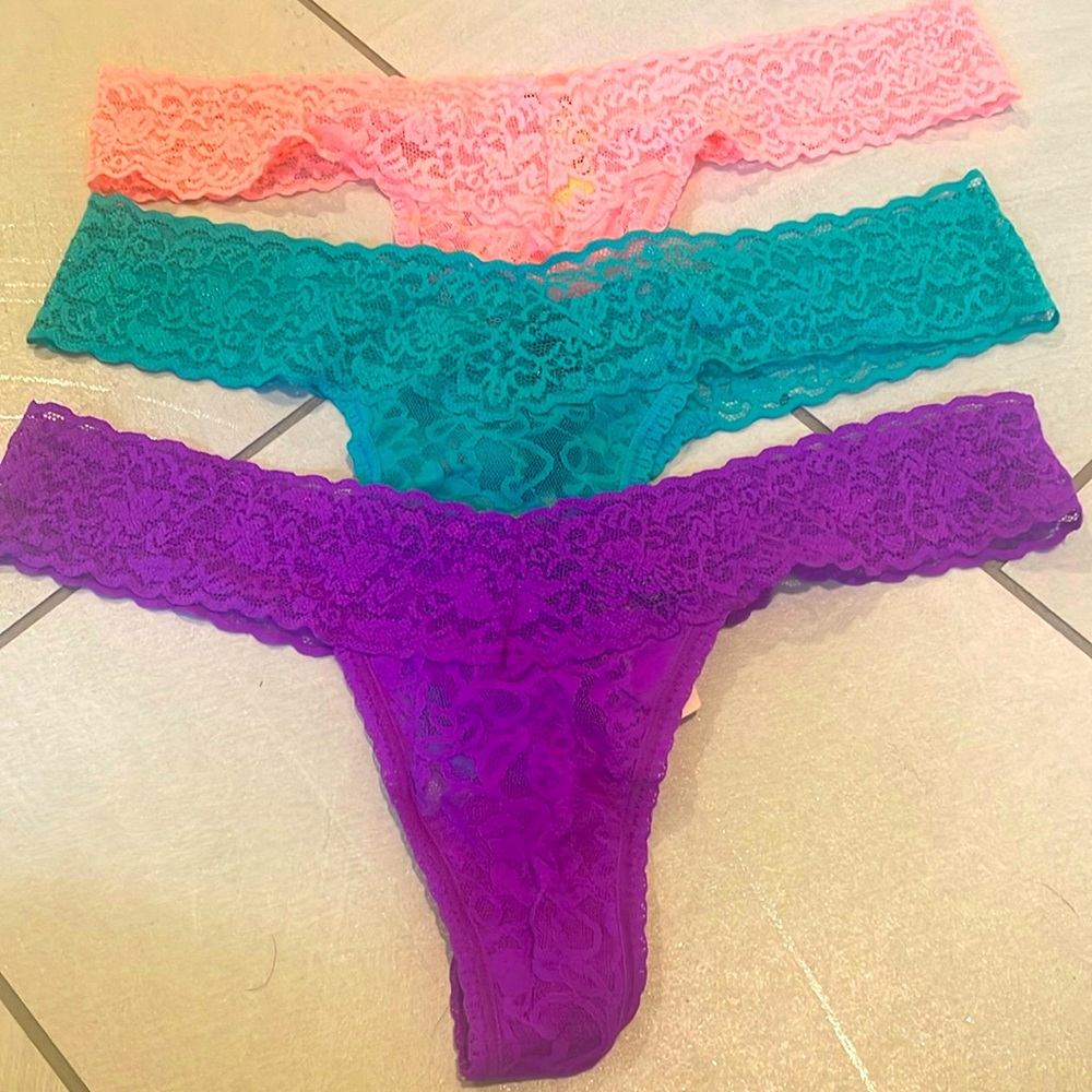 NWT Victoria’s Secret Lacie thong o/s